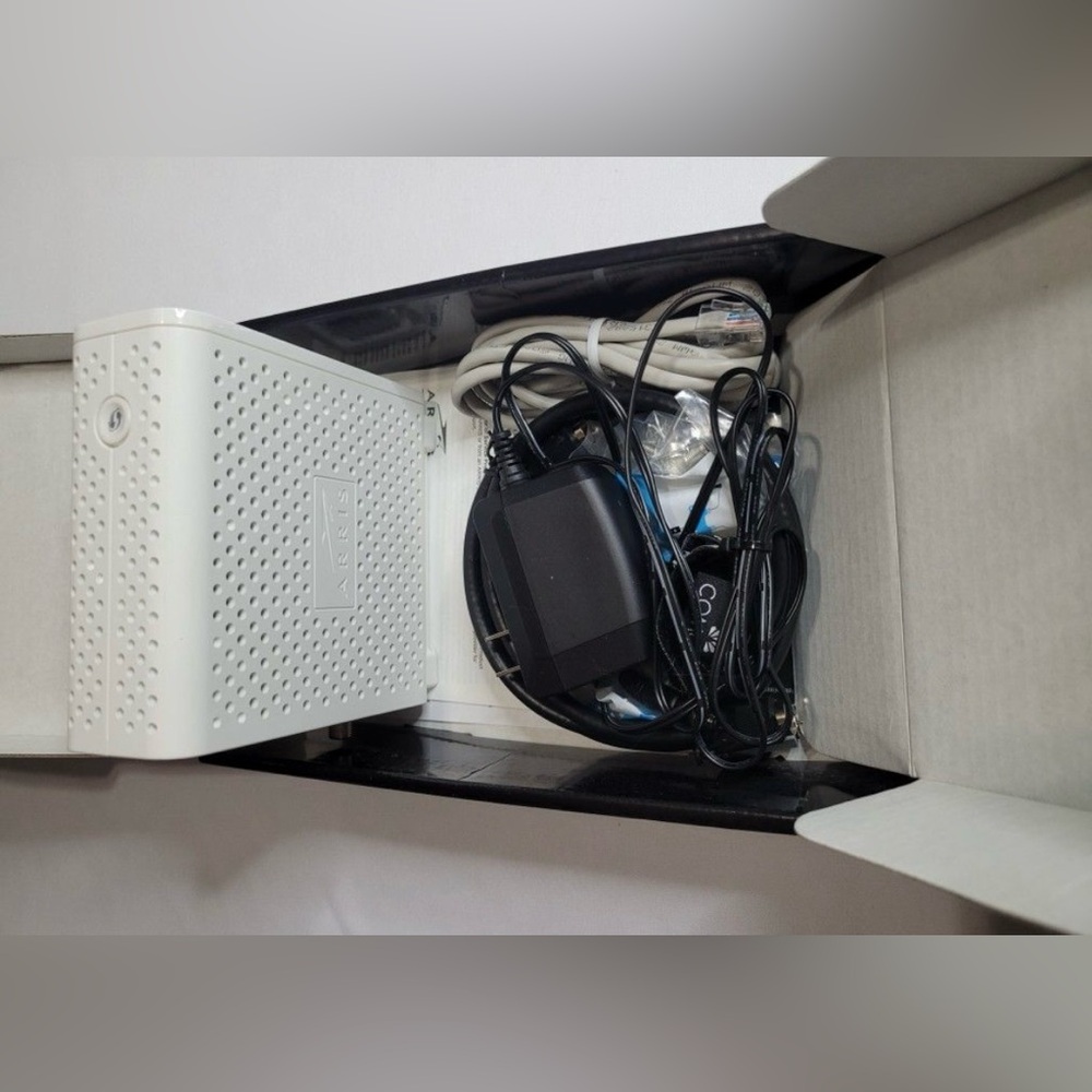 ARRIS SURFboard Cable Modem & Wi-Fi Router - Picture 8 of 10